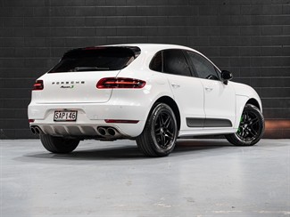 2015 Porsche Macan - Thumbnail