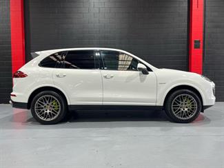 2016 Porsche Cayenne - Thumbnail