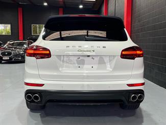 2016 Porsche Cayenne - Thumbnail