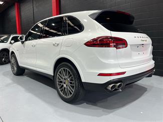 2016 Porsche Cayenne - Thumbnail