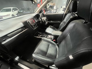 2017 Mitsubishi Outlander - Thumbnail