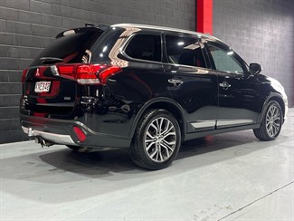 2017 Mitsubishi Outlander - Thumbnail