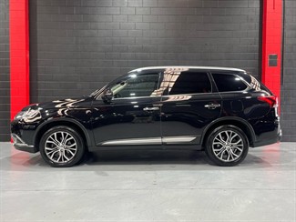 2017 Mitsubishi Outlander - Thumbnail