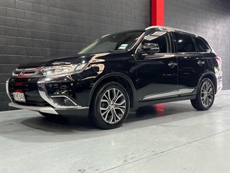2017 Mitsubishi Outlander - Thumbnail