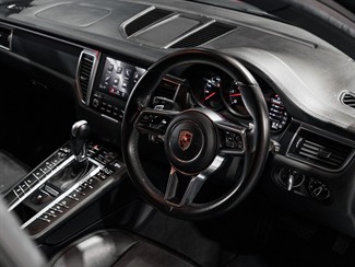 2017 Porsche Macan - Thumbnail
