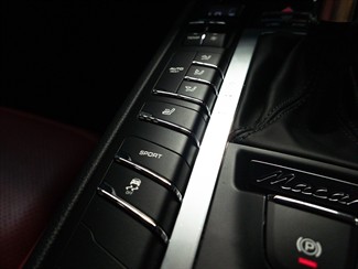 2017 Porsche Macan - Thumbnail