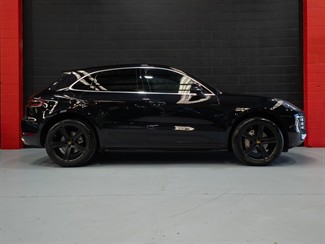 2017 Porsche Macan - Thumbnail