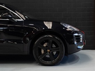 2017 Porsche Macan - Thumbnail