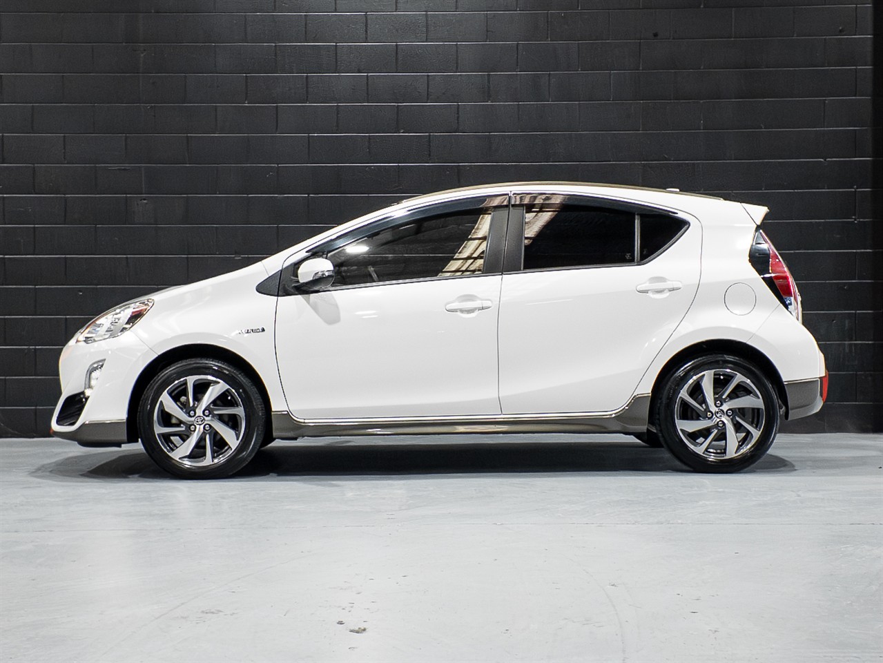 2015 TOYOTA Aqua