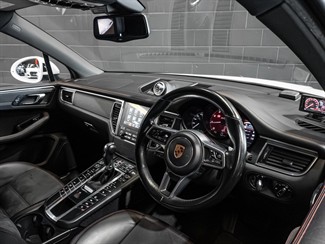 2017 Porsche Macan - Thumbnail